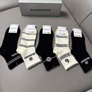 特 Balenciaga 巴黎世家Bl新品女款中筒袜子 一盒五双 纯棉材质织造，上脚柔软舒适，大牌出街，潮人必备超好搭