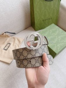 特 Gucci Gg Supreme帆布腰带，采用环保工艺制作而成，饰以互扣式双 G 带扣。本款腰带适用低腰和高腰两种穿戴方式，时尚潮流款。皮带宽度：4.0Cm