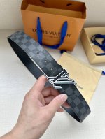 lv Speed 双面腰带借由金属搭扣的反差色彩洋溢动感格调，可为牛仔造型或商务着装平添潮流意味。Monogram 帆布和柔滑牛皮革提供多种搭配选择