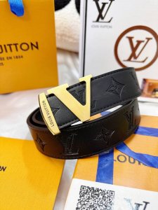 皮带：Lv..路易..威登顶级复刻. 腰带：原单品质百分百头层牛皮，保证真皮。V形哑面双层拼接设计.真空电镀.永不掉色.24K拉丝纯钢扣头层小牛皮纹路双
