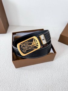 品名：巴宝莉.Burberry腰带 皮带 原单 型号：挂扣，经典纯钢材质挂扣，实物拍摄，头层牛皮 材料：百分百头层牛皮，保证真皮。双面可用专柜同等质量，经典双面