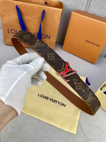 特 3.0宽 Initiales 双面腰带拼接丝滑小牛皮和经典 Monogram 帆布，以两式风尚分别烘托抛光 字母搭扣，与皮具系列单品搭配相宜。