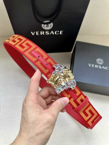 带宽3.8Cm Versace 范思哲 此款缎带腰带风格十分休闲，饰有标志性希腊回纹图案，可搭配休闲单品或高腰正装。 闭合式佩戴 希腊回纹图案 材质：100%聚