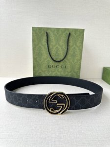 gucci 宽度4.0Cm 早春系列透过现代视角焕新诠释品牌经典元素。这款腰带以牛皮革匠心打造，巧妙缀饰互扣式双G搭扣，搭配嵌花牛皮革。这款腰带正面以灰色牛皮革