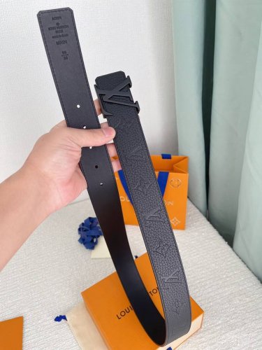 特 Lv.路易威登 高版本 40Mm宽度 正品一体铸造五金钢扣，原厂皮料 双面原厂定制牛皮面料；性价比高.全套包装.