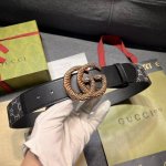 特 宽4.0Cm Gucci 每一季，品牌标识都会吐故纳新，于经典之中融入新意。在这款腰带上，经典Gg标识以亮眼之姿生动呈现，与双G造型配件相得益彰