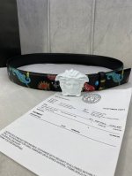 宽度4.0Cm Versace范思哲此款Palazzo腰带采用牛皮革面料制作，并饰有Le Pop Classique图案印花和标志性的美杜莎五金配件。