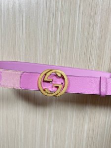 4.0宽新款淡雅色调巧妙融合文艺复兴时期的美学意象，焕新演绎 年代男士风尚。这款腰带饰有双G细节，交织字母图案配件和浅粉色超级双G帆布面料令其更添魅力接皮。