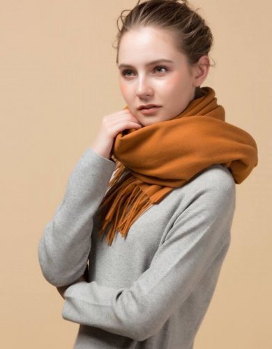 Lp。 焦糖色 直供法国专柜，认真的！顶级尖端羊绒披肩，超级厚实大尺寸深度重磅双面水波纹，80*200的尺寸重达382G克重，只有Lp才能做到这样的奢侈级！最高