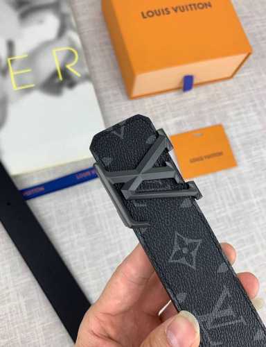 配全套包装盒 Lv 进口老花面料腰带，宽40毫米，搭配不锈钢原单钢扣，内衬小牛皮。商务服装造型的完美搭配。永恒经典，与正品零差距。