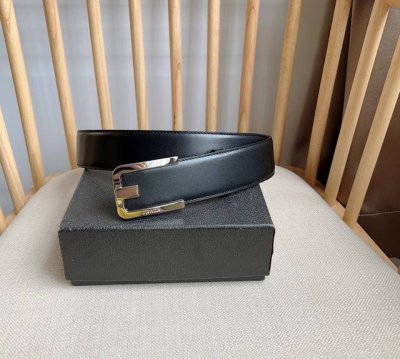 特 Prada 普拉达 专柜最新款 这款腰带精致低调 优雅摩登 简约时尚的金属带扣配有刻字徽标 勾勒精致细节 是Prada男士成衣系列的理想配饰 宽4.0