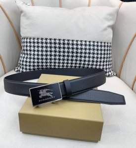 特 品牌：巴宝莉 进口小牛皮，手感细腻柔软。搭配纯钢精品扣，内穿式自动扣男士必备！宽度：3.5Cm