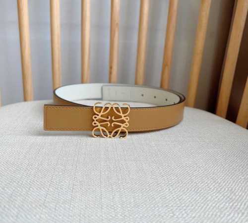 特 LOEWE 罗意威 专柜最新同款腰带 宽：2.8cm 选用光滑牛皮革双面腰带 配有Anagram针扣五孔调节 卓越的工艺 个性的造型 精美的材质