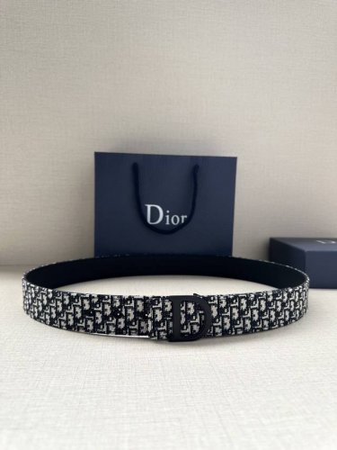 宽度3.5Cm 这款 Dior Charm 腰带扣是夏季男装系列新品，采用不锈钢真空电镀菱饰面精心设计，重新演绎经典的 Dior 标志。可与各式 35 毫米腰带