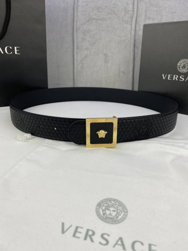 特 宽度4.0 Cm Versace范思哲此款原版皮带饰有Versace品牌标志：3D美杜莎皮带扣，这也是Palazzo系列的一部分。