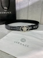 宽度4.0Cm Versace 范思哲 此款Palazzo腰带采用牛皮革面料制作，并饰有Le Pop Classique图案印花和标志性的美杜莎五金配件。