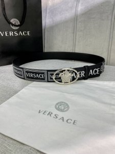宽度4.0Cm Versace 范思哲 此款Palazzo腰带采用牛皮革面料制作，并饰有Le Pop Classique图案印花和标志性的美杜莎五金配件。