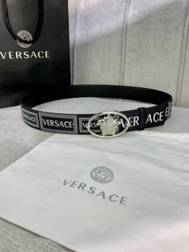 宽度4.0Cm Versace 范思哲 此款Palazzo腰带采用牛皮革面料制作，并饰有Le Pop Classique图案印花和标志性的美杜莎五金配件。