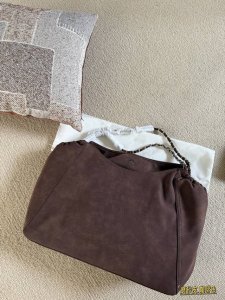 无盒 Size：44*28Cm 新款准备起来 中古 小香家 新品购物袋！ 王菲白百合同款哦！ 深受集美们的热爱哦 腋下包很有感觉