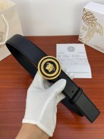 宽度4.0 Versace范思哲猪皮纹纹皮底双面头层 搭配经典人头扣：此款腰带配有醒目的美杜莎头像搭扣，可为任何造型增添几分立体雅致效果。