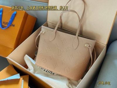 配盒 Size：30底*20高Cm 小 L家 Neverfull 中号购物袋！ 骨灰级产物！ 新款沙色，上身更百搭松弛感拉满，秒入 有质感！有味道！