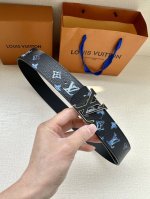 特 Lv新款出货，原版品质，带身4.0Cm宽。采用特色印花图案面料，荔枝纹头层牛皮底制作。搭配精品Lv钢挂扣。商务休闲精品搭配新款。