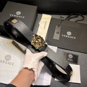 范思哲 ，宽4.0Cm 新款 此款皮带饰有水晶铆钉Greca图案，腰带环搭配Medusa五金配件，搭扣饰有雕刻Logo图案