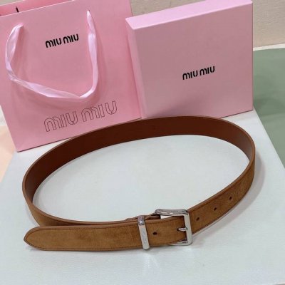 特 Miumiu 23 金属搭扣. 腰带环饰有激光雕刻徽标，这款皮革腰带设计简约而优雅 ，腰带伴环以Miu Miu徽标 进口牛皮腰带 3.5Cm