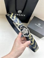 特P220 宽度3.8Cm V E R S A C E （范思哲）这柔软头层皮饰带搭配一枚椭圆形美杜莎带扣。腰带饰有一枚金属圈环，宛如点睛之笔，本季标志性的Ve