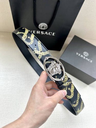 特P220 宽度3.8Cm V E R S A C E （范思哲）这柔软头层皮饰带搭配一枚椭圆形美杜莎带扣。腰带饰有一枚金属圈环，宛如点睛之笔，本季标志性的Ve