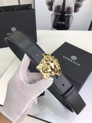 范思哲皮革腰带，以经典 Versace 美杜莎头像装饰，增添造型魅力。完美时尚必备单品。4.0Cm宽