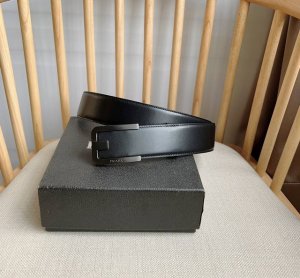 特 Prada 普拉达 专柜最新款 这款腰带精致低调 优雅摩登 简约时尚的金属带扣配有刻字徽标 勾勒精致细节 是Prada男士成衣系列的理想配饰 宽4.0