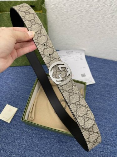 品牌 古驰 Gucci 特 描述 采用高级gucci Signature真皮精制而成，触感厚实，饰以双g商标带扣。腰带为意大利尺寸，请在购买前参阅腰带尺寸指南.