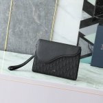 这款 A5 三角手拿包是 Dior 的全新主打单品。采用黑色 Oblique 印花面料等材质精心制作，搭配同色调粒面牛皮革马鞍廓形翻盖，宽敞的拉链隔层可收纳手机