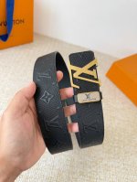 品名： Lv..路易..威登腰带皮带原单 型号：挂扣，经典纯钢材质挂扣，头层牛皮，图片实物拍摄 材料：头层牛皮，挂扣系列，纯钢材质扣头，钯镀电镀工艺永不掉色。原