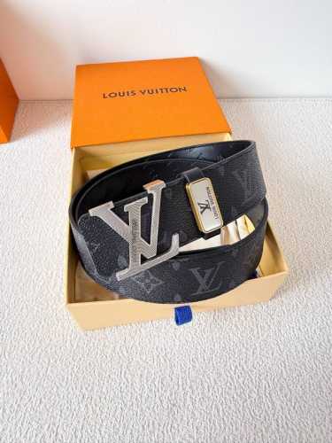 品名： Lv..路易..威登腰带皮带原单 型号：挂扣，经典纯钢材质挂扣，头层牛皮，图片实物拍摄 材料：头层牛皮，挂扣系列，纯钢材质扣头，钯镀电镀工艺永不掉色。原