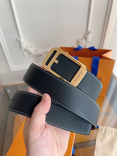 特 路易威登 原单货品，宽度3.8Cm 双面头层Togo荔枝纹，柔软皮料。 双面可用，精细做工，品质好货。 扣头：不锈钢扣 金色 银色 码数：100-125Cm
