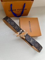 特 本款4.0宽 Lv Initiales 双面腰带推出缤纷新色。一面为华美 Taurillon 皮革铺陈品牌经典图案，一面以光滑素雅牛皮革展露低调个性。Lv