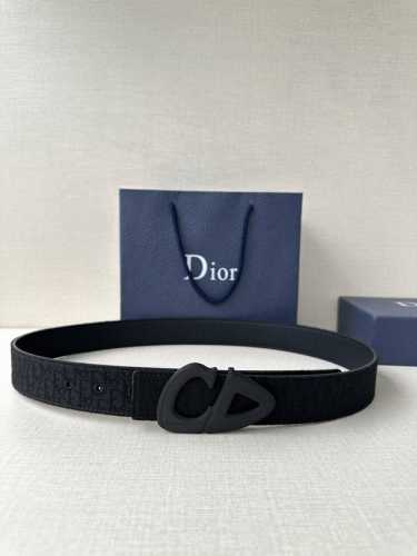 特 宽度3.5Cm Dior 这款砂黑 金 白 枪多色饰面 不锈钢腰带扣是春季男装系列新品，展示 Cd30 标志，灵感源自 B30 运动鞋。可与各式 35 毫米