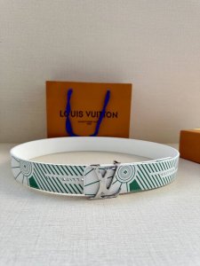 特P200 本款 Lv Imprint 双面腰带令休闲造型展露新季街头风范。皮革腰带压印 Vuitton 字样，延续运动鞋外底的灵感启发。Lv 字母搭扣拥有缤纷