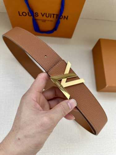 本款 Damier Lv 40 毫米双面腰带做工精良，风格经典。深色牛皮革皮带与 Lv 字母搭扣优雅相称，与精心镂刻的英字母气质优雅，可双面使用，轻松搭配您钟爱