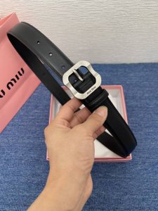 缪缪这款皮革腰带设计简约而优雅 扣头伴以Miu Miu徽标 金属搭扣 腰带环饰激光雕刻徽标高 3.0Cm