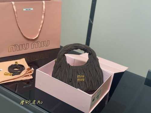 磨砂皮配折叠盒 Size：20*11Cm Miumiu保龄球包包甜度刚好！ 很难不爱啊啊！ 又奶又千金的感觉！ 可手拎也可斜挎 绝对不是小废包哦容量足足的~~