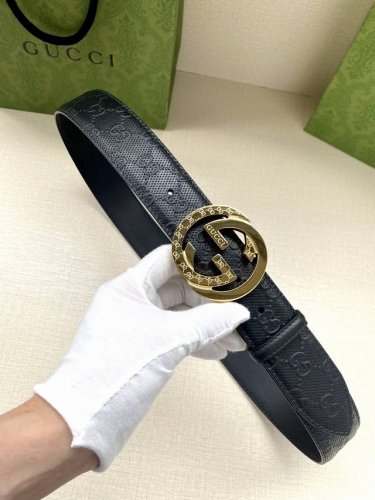 宽度4.0cm GUCCI 互扣式双G带扣腰带，采用热压印技术的Gucci Signature蓝色皮革精制而成，触感厚实，印花图案清晰分明。