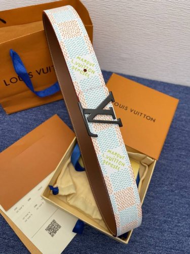 品牌 Lv 4.0Cm 特 描述 这款饰有Lv带扣的腰带配以水牛皮衬里，覆以Monogram 牛皮。展现细腻的品牌特质，是牛仔裤的理想配件 Lv字母带扣 Mon