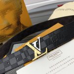 Lv Check 双面腰带以 Damier Infini 压纹皮革和深邃 Damier 帆布演绎两式风尚，再令 Marque L.Vuitton Déposée