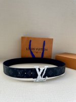 Lv 牛皮压花Pont Neuf皮带宽40毫米这款Taurillon 腰带采用Lv Logo压花设计，进口牛皮面料手感柔软细腻，适合各种风格类型使用，经典设计