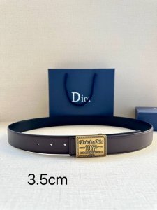 宽度3.5Cm 这款腰带扣是Dior新款单品，延续经典设计，采用“Cd Icon”标志造型，以复古色精心打造。可与各式35毫米腰带搭配，提升格调，打造优雅精致的