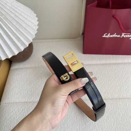 特 菲拉此款皮带采用光滑牛皮制成，融合简约设计与标志性细节，为各类造型增添经典隽永韵味。正面缀饰Gancio扣饰，灵感源自Hug手提袋。背面配有两枚滑扣，可调节 - 点击图像关闭