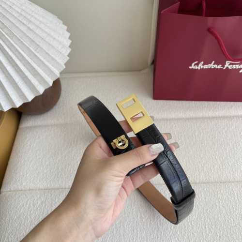 特 菲拉此款皮带采用光滑牛皮制成，融合简约设计与标志性细节，为各类造型增添经典隽永韵味。正面缀饰Gancio扣饰，灵感源自Hug手提袋。背面配有两枚滑扣，可调节